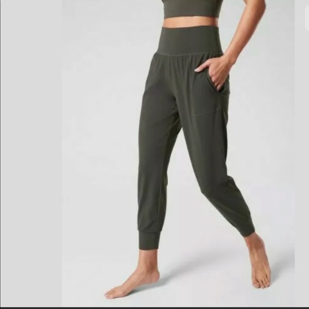 ATHLETA Cruise Jogger in Olive, Size: S